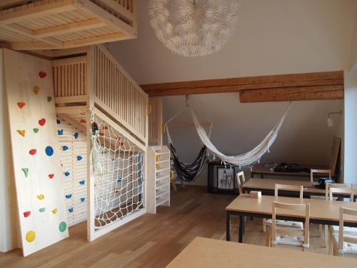 KrižeBed & Breakfast Base Camp的一个带攀岩墙和滑梯的儿童房