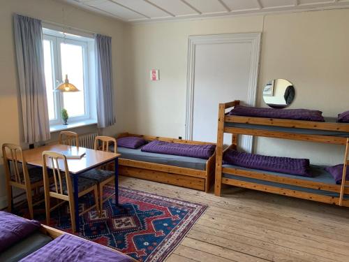 霍耶Hohenwarte的带双层床和桌子的房间以及用餐室