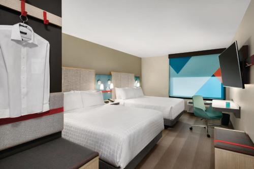 兰开斯特蓝彻斯特骑士旅馆的酒店客房配有两张床和一张书桌