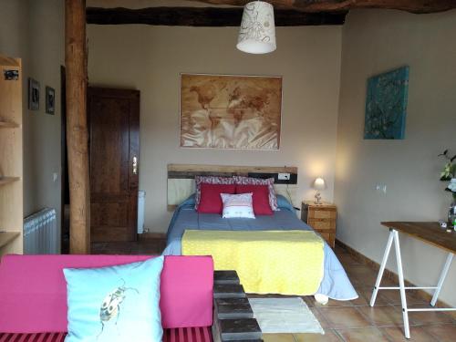 Villanueva del CondeAn'Ca' La Pura的一间卧室配有一张床和一张沙发