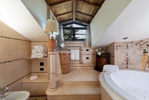 格罗塔费拉塔罗坎达德洛斯普提诺酒店的带浴缸和盥洗盆的浴室