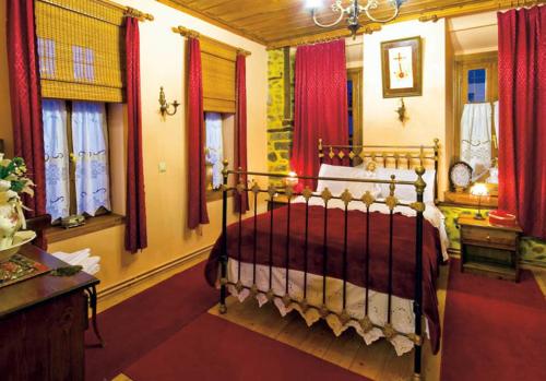 西亚蒂斯塔斯亚缇丝缇诺阿琼塔瑞琦酒店的一间卧室配有红色窗帘的床