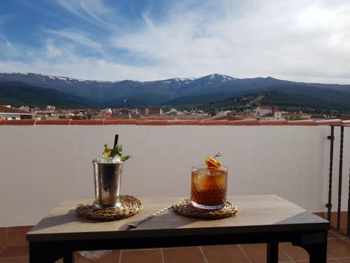 Jerez del MarquesadoHotel El Picón de Sierra Nevada的阳台顶部一张桌子,上面有2杯饮料