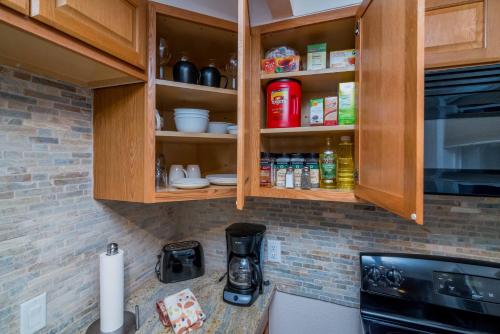 西优胜美地舒适隐逸B公寓的厨房配有木制橱柜和台面上的咖啡壶