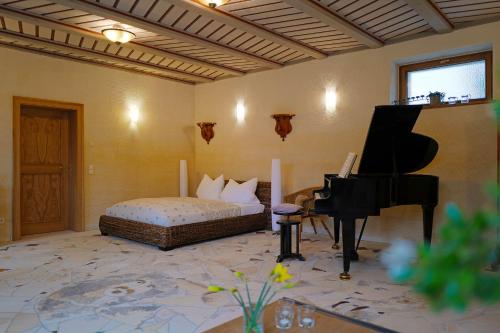 德累斯顿Ferienhaus Zur Ausspanne的一间卧室配有床和三角钢琴