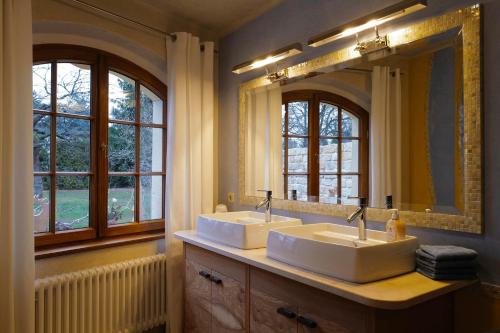 德累斯顿Ferienhaus Zur Ausspanne的浴室设有2个水槽和2个镜子
