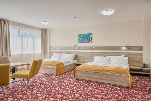 霍穆托夫阿雷娜旅馆的酒店客房,配有两张床和椅子