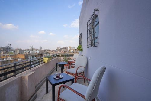 开罗Madina Hostel的大楼内带桌椅的阳台