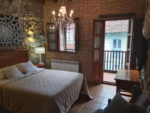 利亚内斯艾尔菊库度假屋的一间卧室设有一张床和砖墙