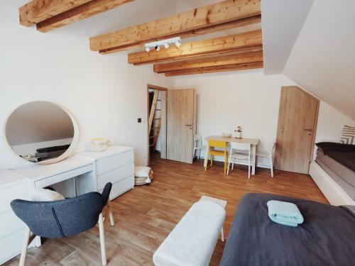 日茄基Apartmán v podkroví的配有一张床和一张桌子及椅子的房间