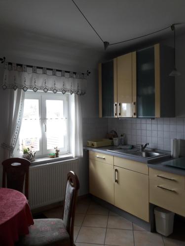 吕本瑙Ferienwohnung Wilke的厨房设有水槽和窗户。