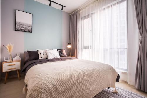 汉阳【路客】武汉市武昌区·积玉桥·路客精品公寓·00182600的一间卧室设有一张床和一个大窗户