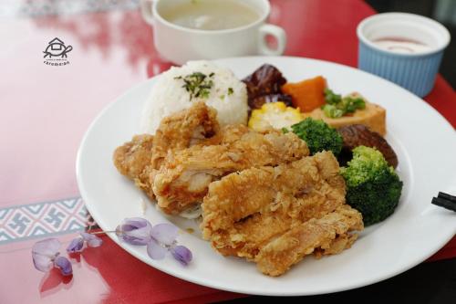 南庄乡向天湖咖啡民宿的一块食物,有鸡肉、蔬菜和米饭