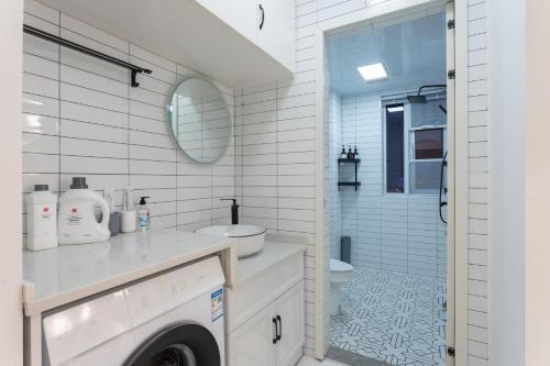 汉口【路客】积玉桥地铁站丨昙华林丨沙湖公园【2居】的白色的浴室设有水槽和卫生间。
