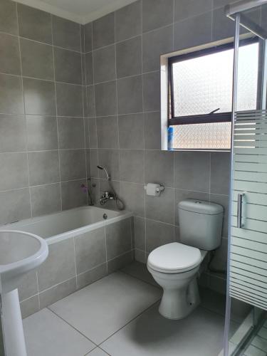 弗里尼欣Zea 85 BnB的浴室配有卫生间、浴缸和水槽。