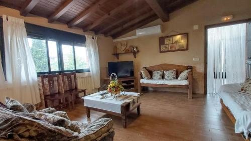 赫尔特Casa Rural Casona de Jerte的客厅配有沙发和桌子