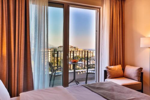 布德瓦Hotel Bono的一间卧室设有一张床和一个美景阳台