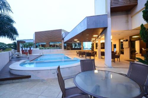 大坎普公园因达亚酒店的一个带桌椅的庭院和一个游泳池