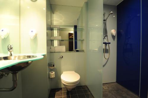 沃尔索尔伯明翰沃尔萨尔丽笙公园酒店的带淋浴、卫生间和盥洗盆的浴室