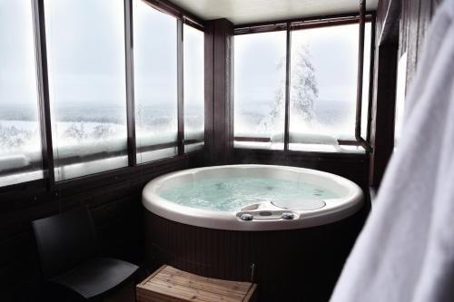 鲁卡Ski-Inn RukaVillage的带浴缸的窗户客房