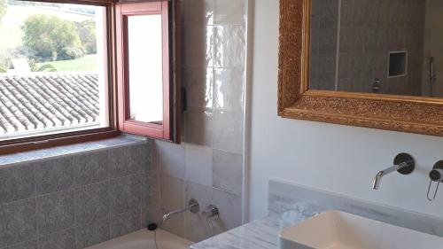 隆达科蒂乔拉斯皮莱塔斯酒店的一间带水槽和窗户的浴室