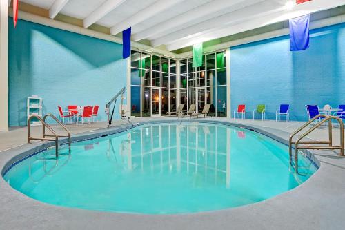 爱荷华爱荷华市特维乐兹酒店的游泳池位于酒店客房内,配有桌椅