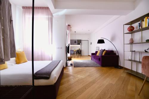 热那亚Palazzina B - Contemporary Studio的一间卧室设有一张床和一间客厅。