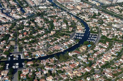 艾姆布里亚布拉瓦ALBERES 61-B EmpuriaRent的城市的空中河景