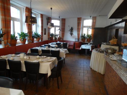 奥格斯堡Jakoberhof的餐厅内带桌椅的用餐室