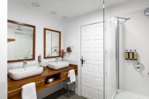 戈梅拉岛圣塞瓦斯蒂安戈梅拉帕拉多酒店的一间带两个盥洗盆和淋浴的浴室