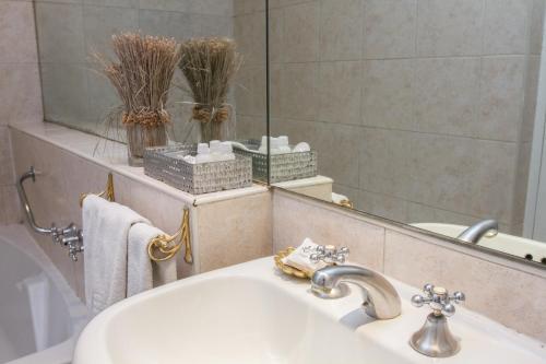 布宜诺斯艾利斯拉钦奎卢索雷科莱塔酒店的一间带水槽和镜子的浴室