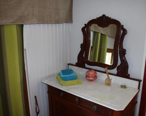WilliesGite Avesnois - 4910 -的浴室的柜台配有镜子和水槽