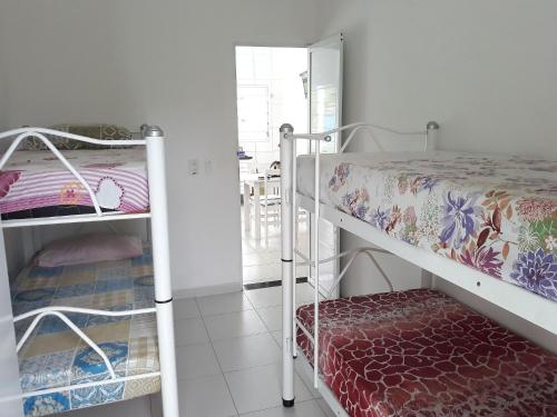 马利西亚斯POUSADA TANI COM PISCINA em MARESIAS的一间卧室配有两张双层床。