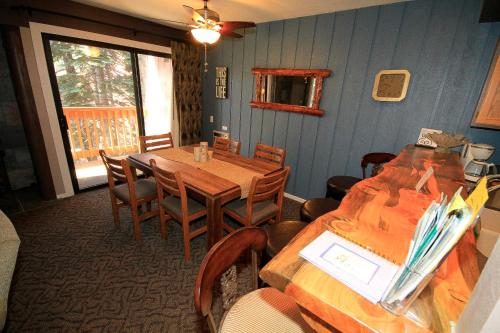 马姆莫斯湖Mammoth Ski & Racquet Club #94的一间带木桌和椅子的用餐室
