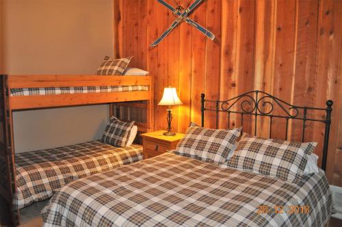 马姆莫斯湖Mammoth Ski & Racquet Club #38 - Pet Okay的木墙客房的两张双层床