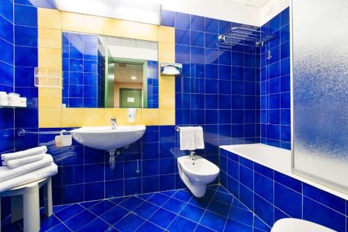 卡塔尼亚贝斯特韦斯特地中海酒店的蓝色瓷砖浴室设有水槽和卫生间