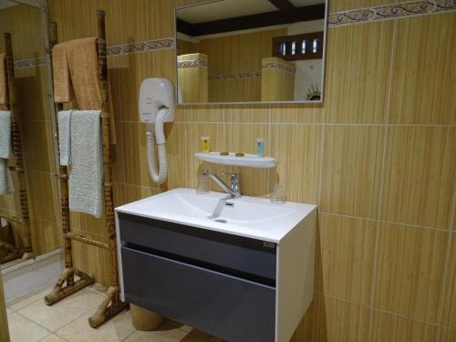 Opoa阿提亚皮逖酒店的一间带水槽和镜子的浴室