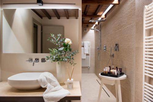 卡斯特姆苏La Moscadella的浴室配有白色浴缸和水槽