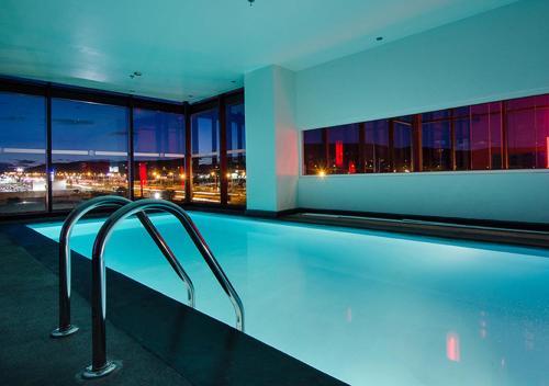 圣路易斯波托西圣路易斯波托西安可华美达酒店的一座游泳池,位于一座享有城市美景的建筑内