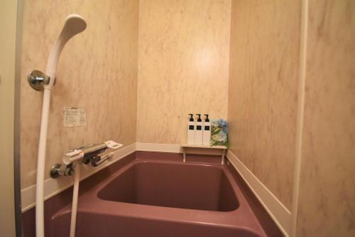 札幌KIYAZA Road Sapporo的带淋浴的浴室内的大粉色浴缸