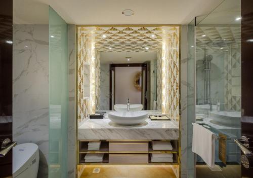 金边金边娱乐综合大楼酒店的一间带水槽和镜子的浴室