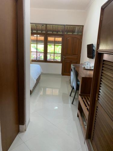 库塔法特瑜吉别墅酒店的一间卧室配有一张床和一张书桌