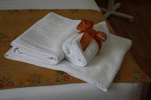 安科纳Residence Ancona的床上有弓的毛巾堆