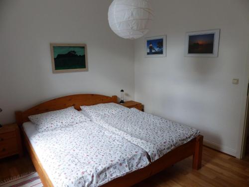 什未林Vis-a-vis-Berliner-Tor的卧室配有带白色棉被的床