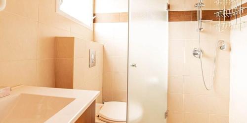 内韦伊兰NOFEI NEVE ILAN的带淋浴、卫生间和盥洗盆的浴室