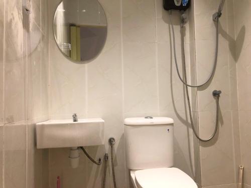 瓜埠Langkawi M seaview Apartment的一间带卫生间和水槽的浴室