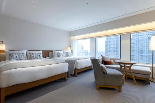 东京京王广场东京尊贵大酒店的酒店客房设有两张床和窗户。