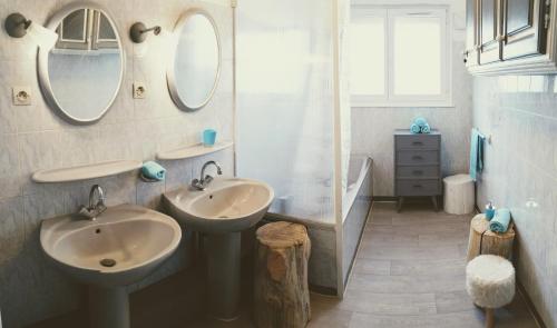 滨海贝尔克TERRASSE -100 m PLAGE - GRAND APPARTEMENT-8 PERS的浴室设有2个水槽、镜子和浴缸。