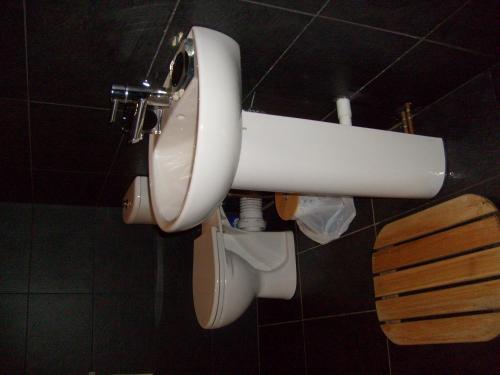 卡比斯贝Seaside Apartment的浴室设有白色卫生间和水槽