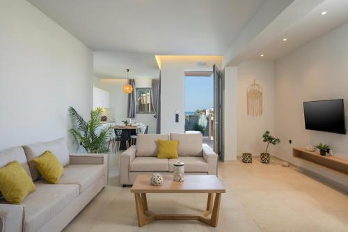 马莱迈Aegean Breeze Luxury Apartments的客厅配有沙发和桌子